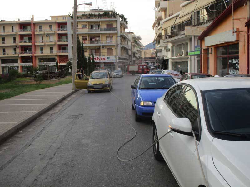 Καλαμάτα: Καλώδιο της ΔΕΗ έπεσε σε αυτοκίνητα έξω από το Μέγαρο Χορού (βίντεο-φωτογραφίες)