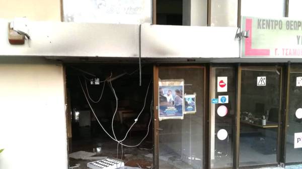 Επίθεση με γκαζάκια στα γραφεία της ΝΔ στην Πεύκη (βίντεο)