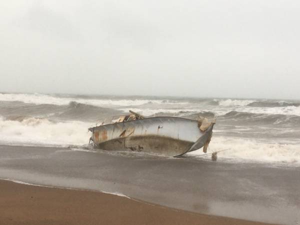 Μεσσηνία: Ξεβράστηκε σκάφος στην παραλία Ελαίας