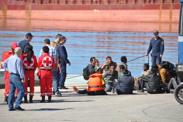 Μαρτυρίες μεταναστών για ναυάγιο με νεκρούς