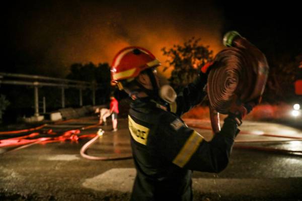 Διασωληνώθηκαν δύο εθελοντές πυροσβέστες που νοσηλεύονται στο ΚΑΤ (βίντεο)