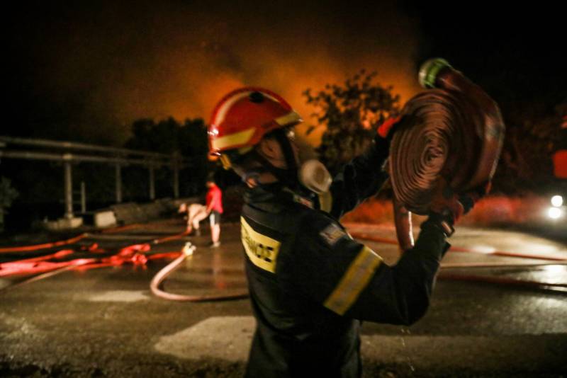 Διασωληνώθηκαν δύο εθελοντές πυροσβέστες που νοσηλεύονται στο ΚΑΤ (βίντεο)