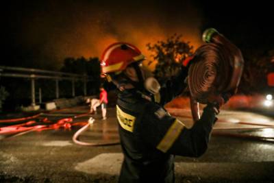 Διασωληνώθηκαν δύο εθελοντές πυροσβέστες που νοσηλεύονται στο ΚΑΤ (βίντεο)