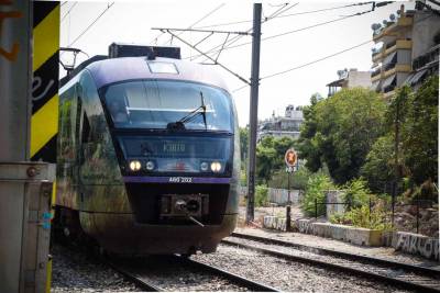 Με προβλήματα γίνονται τα δρομολόγια του Προαστιακού στη γραμμή Πειραιάς - Κιάτο