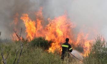 Φωτιά στον Άγιο Βασίλειο Κορινθίας. Μποτιλιάρισμα στον αυτοκινητόδρομο από και προς Τρίπολη