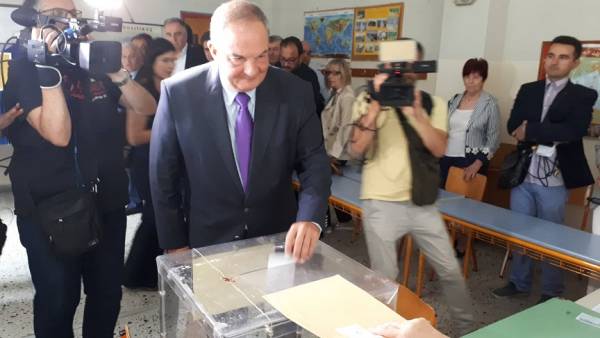 Ψήφισε στη Θεσσαλονίκη ο Κώστας Καραμανλής (Βίντεο)