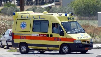 Σοβαρό τροχαίο στην Κόρινθο - Μετωπική ΙΧ με μηχανή