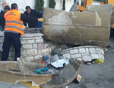 Κατέστρεψαν με… μπάζα υπόγειο κάδο στην Καλαμάτα