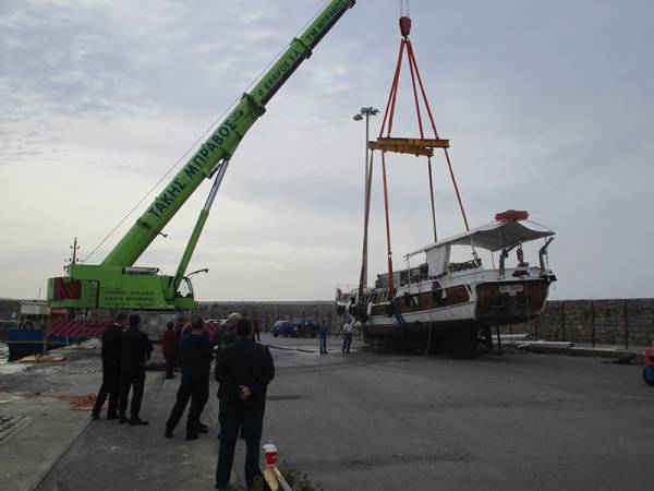 Ολοκληρώθηκε η ανέλκυση του κατασχεμένου ιστιοφόρου στο λιμάνι της Καλαμάτας