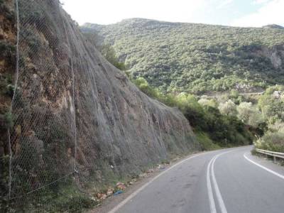 Κίνδυνος πτώσης βράχων στο δρόμο για Πολιανή