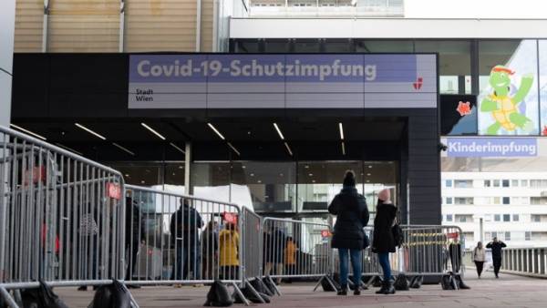 Η Αυστρία αναστέλλει την υποχρεωτικότητα του εμβολιασμού κατά της Covid -19