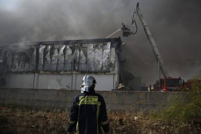 Δύο συλλήψεις για την πυρκαγιά και έκρηξη σε επιχείρηση στον Ασπρόπυργο