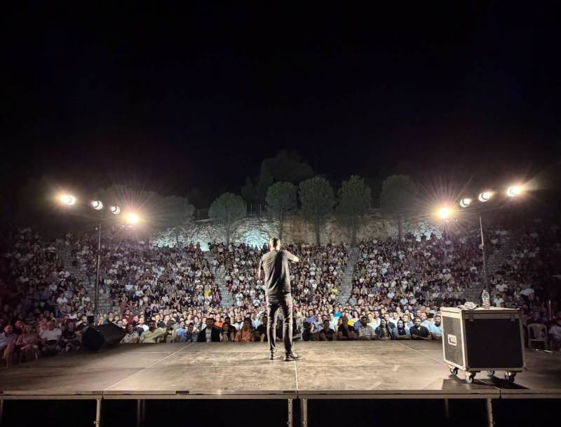 Ο Αλέξανδρος Τσουβέλας αύριο στο Ανοιχτό Θέατρο