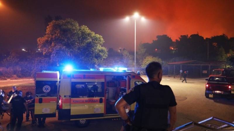 Ανεξέλεγκτη η φωτιά στον Βαρνάβα, πέρασε στο Πεντελικό Όρος (βίντεο)