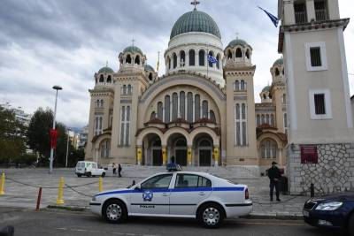 Ήπια αστυνόμευση της ΕΛΑΣ έξω από τους ιερούς ναούς για την αποφυγή συνωστισμού