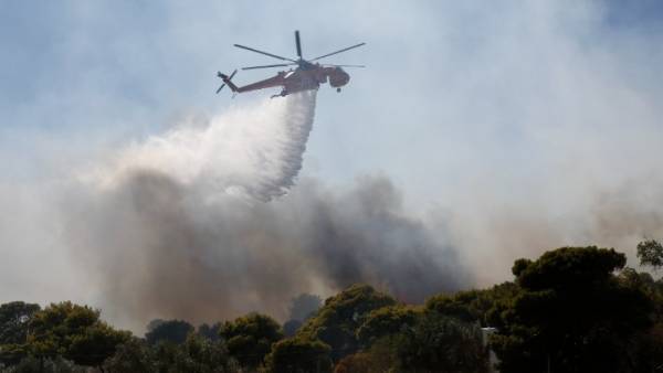 Δραματική η κατάσταση από την πυρκαγιά στα Βίλια, εκκενώθηκαν 5 οικισμοί και γηροκομείο