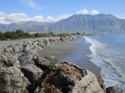 Καλαμάτα: Ιστιοφόρο προσάραξε στην παραλία του Κορδία