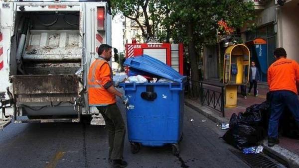 Δ. Αθηναίων: Με όλο το δυναμικό της υπηρεσίας καθαριότητας έχει ξεκινήσει η αποκομιδή των απορριμμάτων