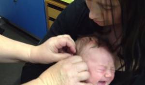 Μωρό που είχε χάσει την ακοή του ακούει για πρώτη φορά! (βίντεο)