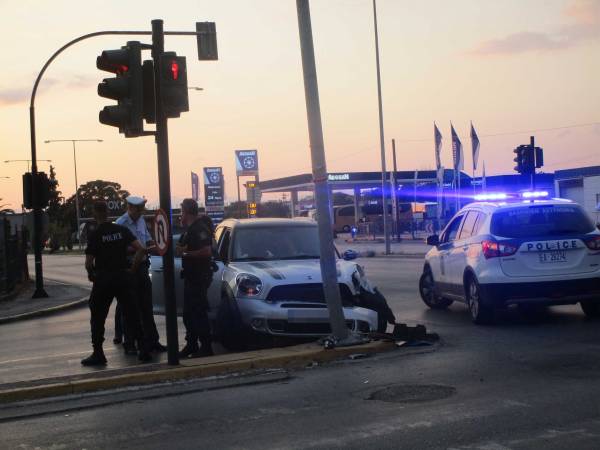 Καλαμάτα: Αυτοκίνητο έπεσε σε κολόνα της ΔΕΗ στη συμβολή Νέας Εισόδου και Αρτέμιδος