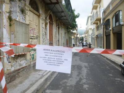 &quot;Εβρεξε&quot; ξύλα στο διατηρητεό Αλειφέρη στο κέντρο της Καλαμάτας