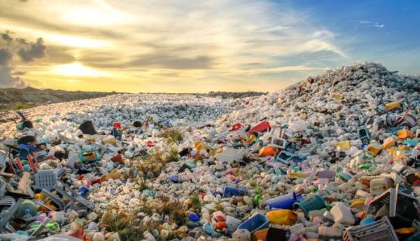 Πρωταθλήτρια στα πλαστικά απορρίμματα η Αμερική: Κάθε πολίτης της παράγει κατά μέσο όρο 130 κιλά το έτος