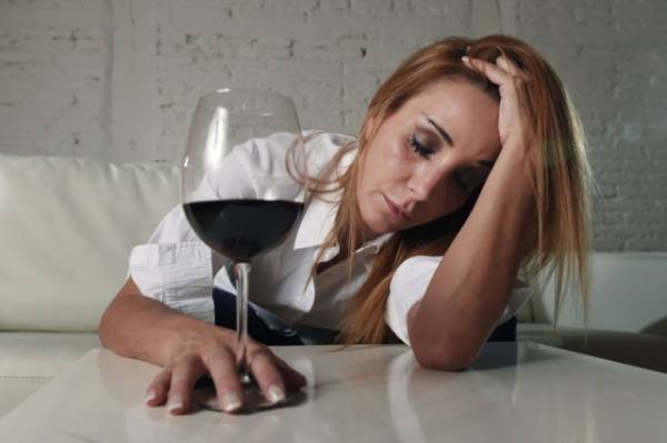 Η επιστήμη πίσω από τον έντονο πονοκέφαλο που προκαλεί το κόκκινο κρασί