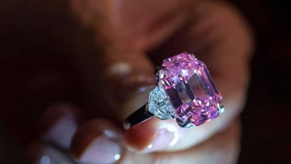 Το διαμάντι &quot;Pink Legacy&quot; πωλήθηκε 44,3 εκατ. ευρώ