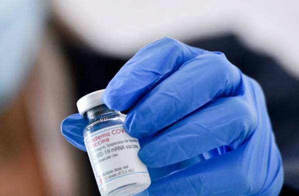 Εμβόλιο Moderna: Ο ΕΜΑ ενέκρινε τη χορήγηση αναμνηστικών δόσεων