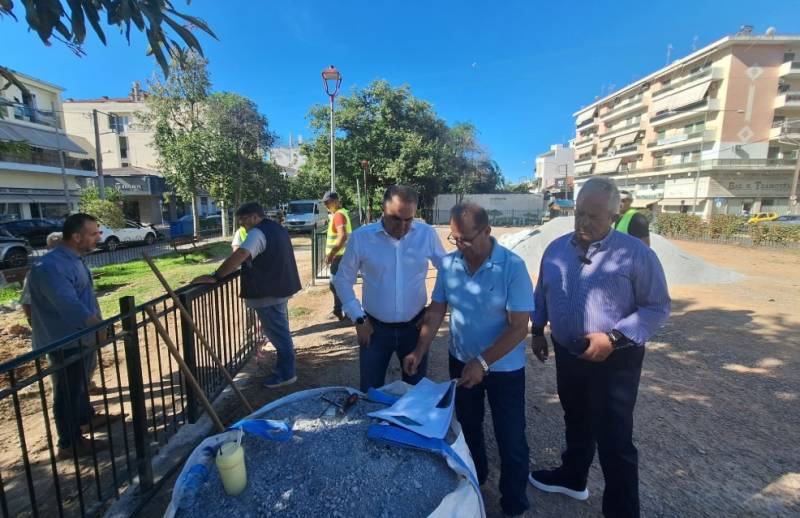 Αυτοψία του δημάρχου Καλαμάτας στην υπό αναβάθμιση κεντρική παιδική χαρά στο αναψυκτήριο