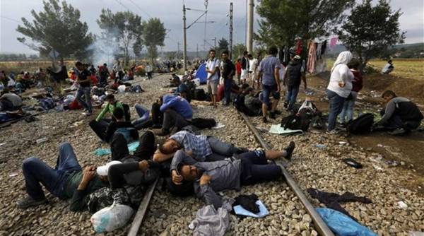 «Βουλιάζει» από πρόσφυγες η ουδέτερη ζώνη Ελλάδας-ΠΓΔΜ - Φθάνουν δέκα λεωφορεία ανά ώρα