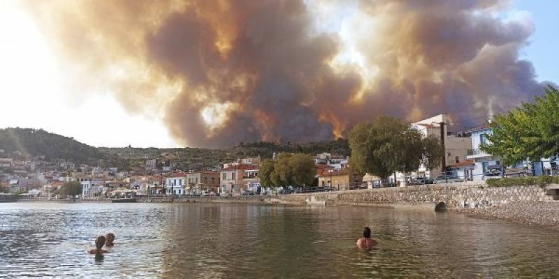Φωτιά στην Εύβοια: Εκτός ελέγχου το πύρινο μέτωπο – Εκκενώθηκαν κι άλλοι οικισμοί (βίντεο)