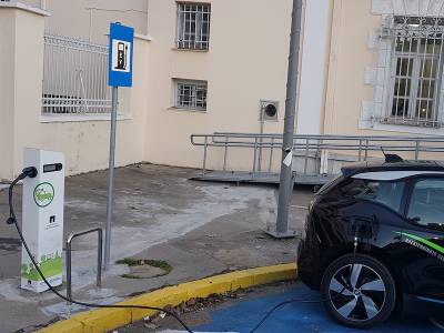 Σταθμός φόρτισης ηλεκτρικών οχημάτων και στην Καλαμάτα και άλλες πόλεις της Πελοποννήσου