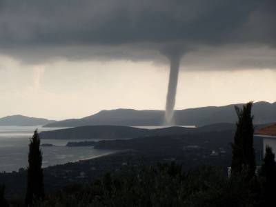 Ανεμοστρόβιλος πέρασε από τον κόλπο της Φοινικούντας (βίντεο-φωτογραφίες)