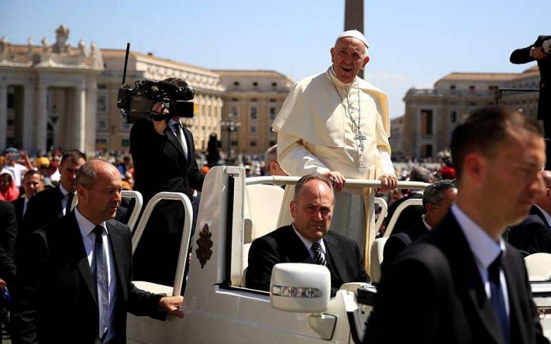 Ο Πάπας προσφέρει 3.000 παγωτά σε φτωχούς της Ρώμης για την γιορτή του