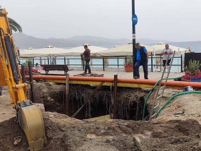 Κατέρρευσε τμήμα από την πλευρά του νότιου πεζοδρομίου: Δύσκολη η αποκατάσταση του αγωγού στη Ναυαρίνου