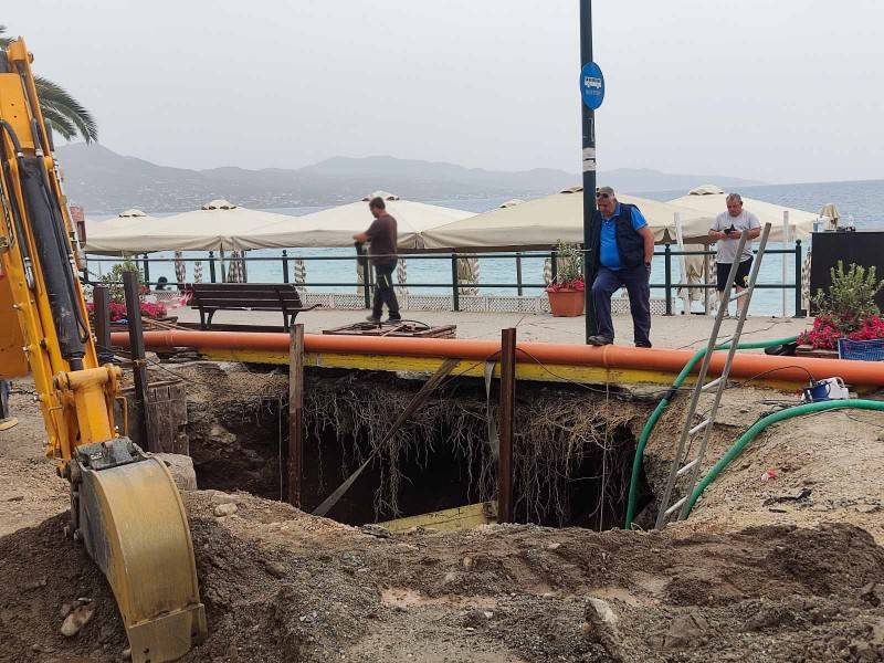Κατέρρευσε τμήμα από την πλευρά του νότιου πεζοδρομίου: Δύσκολη η αποκατάσταση του αγωγού στη Ναυαρίνου