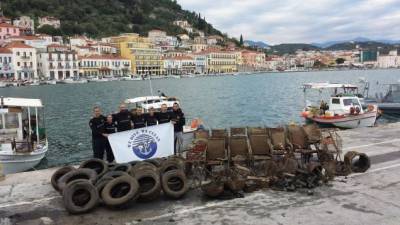 Καθάρισαν τον βυθό στο Γύθειο και βρήκαν από ποδήλατα μέχρι καρότσια σούπερ μάρκετ (φωτο)
