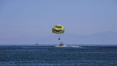 Τραγωδία στα Σύβοτα: Νεκρή γυναίκα που έκανε αλεξίπτωτο θαλάσσης (βίντεο)