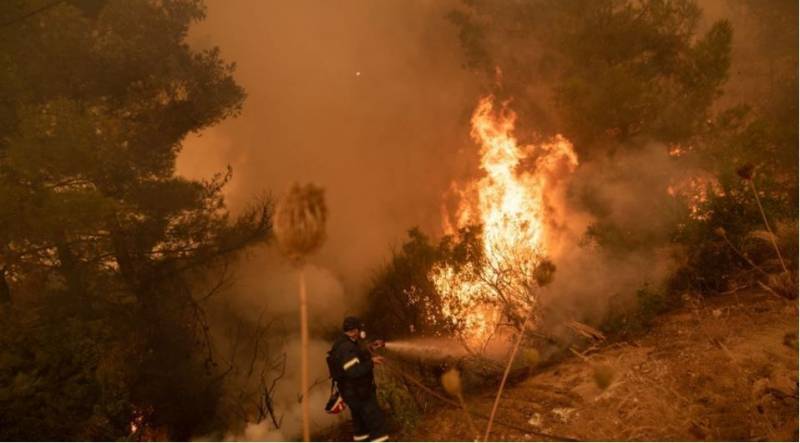 Φωτιά στη Γορτυνία: Εκκενώνονται 19 οικισμοί (Βίντεο)