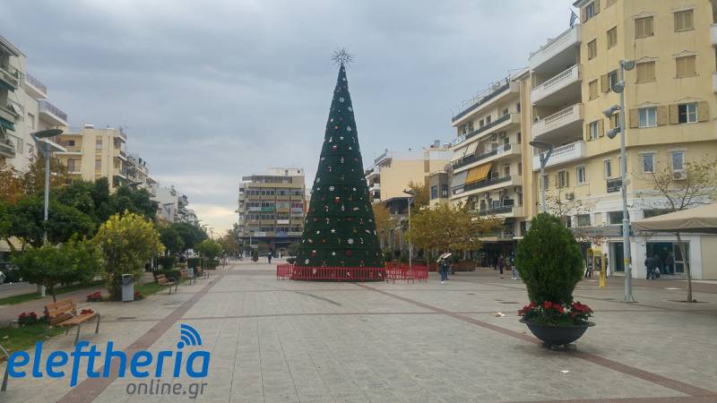 Καλαμάτα: Αύριο η φωταγώγηση του χριστουγεννιάτικου δέντρου στην κεντρική πλατεία (φωτο)