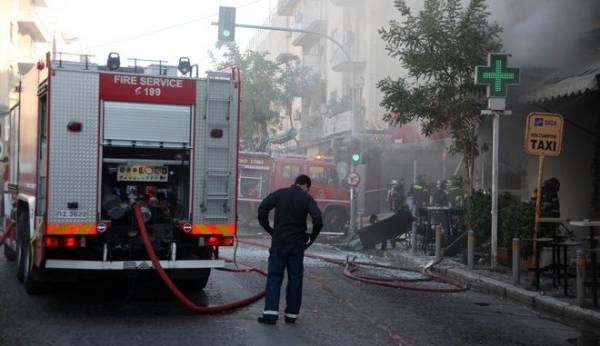 Θεσσαλονίκη: Φωτιά σε πιλοτή πολυκατοικίας - Ζημιές σε τέσσερα αυτοκίνητα