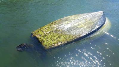 Ημιβυθισμένο σκάφος ανοιχτά του Αγρίλη