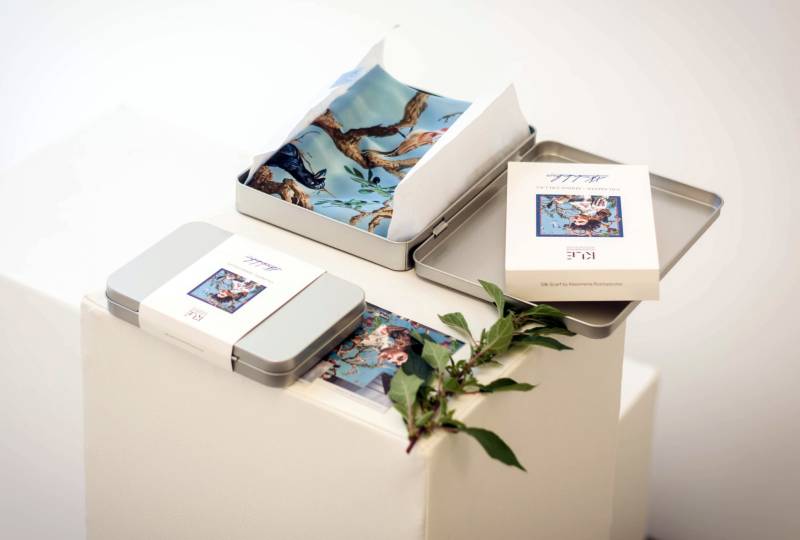 Από τον πεζόδρομο της Αριστομένους στο μετάξι - Η τοιχογραφία του Κλεομένη Κωστόπουλου κυκλοφόρησε σε μαντήλι