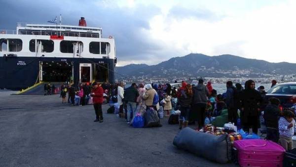 Μεταναστευτικό: Στο λιμάνι του Πειραιά 76 μετανάστες και πρόσφυγες από νησιά του Αιγαίου
