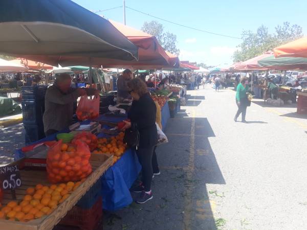 Λαϊκή Αγορά Καλαμάτας: Οι καταναλωτές ψωνίζουν τα απολύτως απαραίτητα (βίντεο)