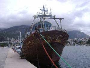 Λιμάνι Κυπαρισσίας: Σκάφη αναψυχής δίπλα στο σαπιοκάραβο