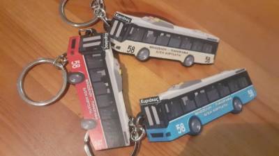 Ο οδηγός που χαρίζει ξύλινα μπρελόκ σε σχήμα λεωφορείου και το χαμένο πορτοφόλι που «αποκάλυψε» το μυστικό του