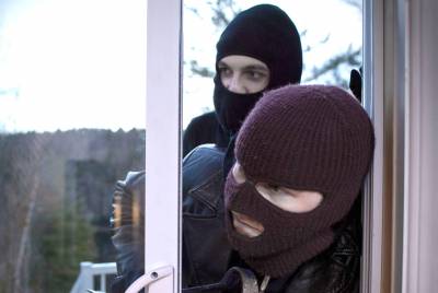 Στο χωριό Ψάρι: Οι ιδιοκτήτες στην εκκλησία, οι κλέφτες στο σπίτι