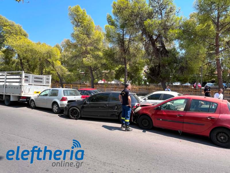 Τροχαίο στην Καλαμάτα: ΙΧ προσέκρουσε σε σταθμευμένα οχήματα – Ένας τραυματίας
